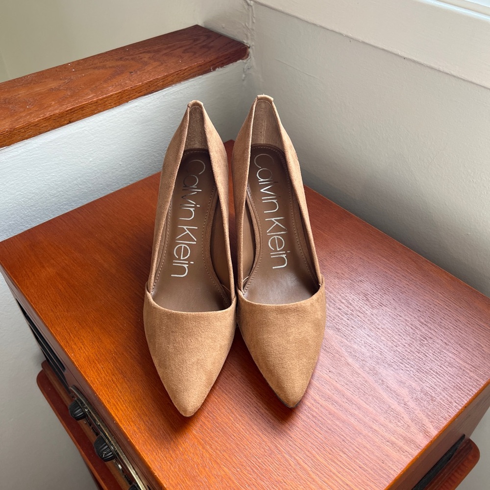 NWT comfortable Calvin Klein tan suede pumps